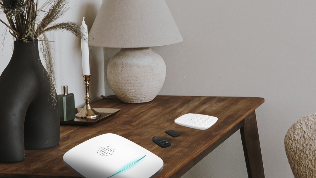 Centrale d'alarme Zigbee Daewoo PA501Z posée sur une table en bois