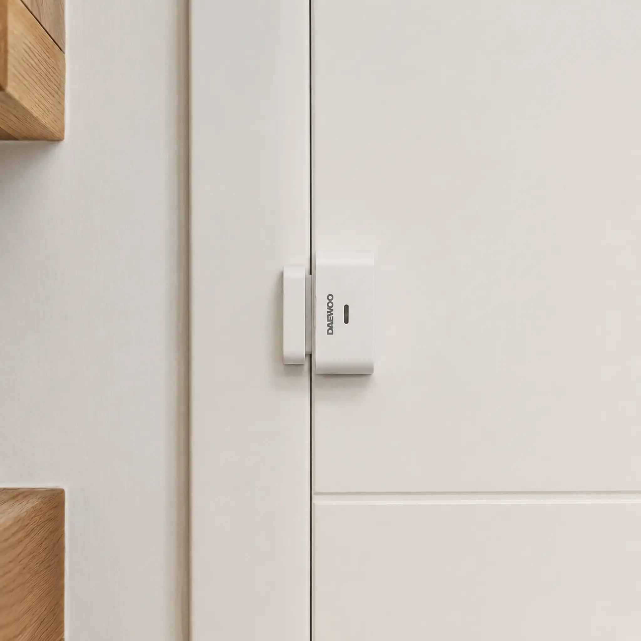 Détecteur WDV301 installé sur une porte fermée, module et aimant alignés