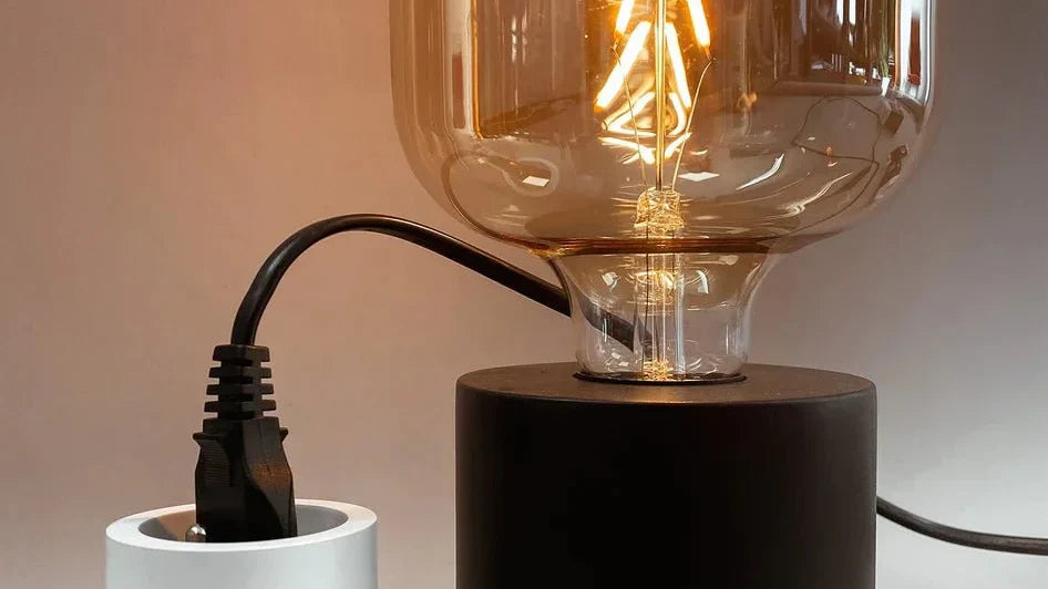 Lampe et prise connectées dans un intérieur de maison domotisée