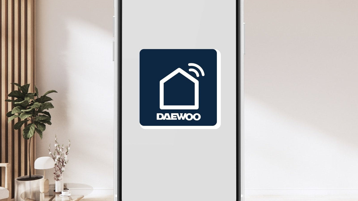 Smartphone affichant l'application Daewoo Home Connect dans un intérieur clair