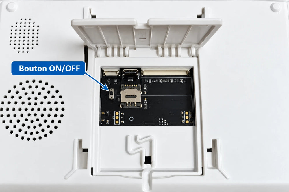 Compartiment arrière ouvert de la centrale AM302 Touch XL : bouton ON/OFF, prise USB-C et support SIM