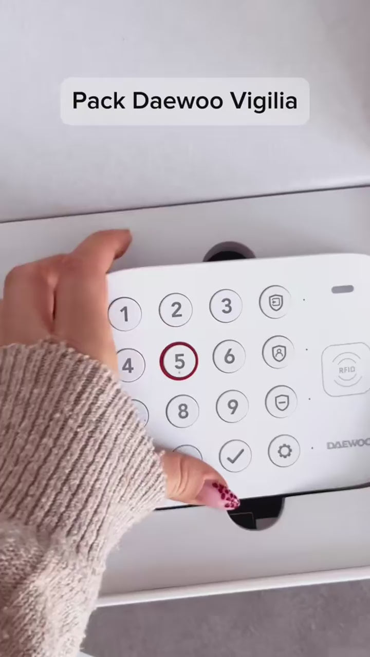 Charger la vidéo: <p><strong>Ajoutez vos accessoires un par un :</strong> détecteurs de mouvement, contacteurs de porte, caméras, sirènes, claviers…<br/><br/>L’association est automatique et l’installation est simplifiée grâce aux adhésifs fournis.<br/><br/>Dans la plupart des cas, aucun câblage n’est nécessaire. Toutefois, certains accessoires (comme les détecteurs de mouvement ou les sirènes extérieures) peuvent nécessiter un perçage pour une fixation optimale.</p>